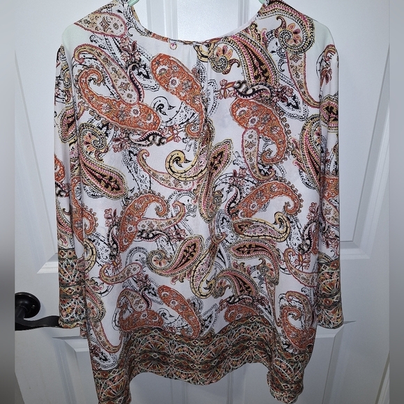 An Est. 1946 long sleeve v-neck paisley semi-sheer boho blouse in a size 22-24W. - Picture 2 of 5
